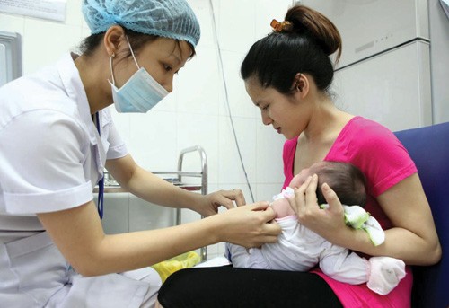 Tiêm vaccine: Viêm màng não mô cầu là một bệnh nguy hiểm. Bệnh nhân có thể chết sau 24h kể từ khi phát bệnh. Các chuyên gia y tế khuyến cáo, người dân nên tiêm phòng vaccine để phòng bệnh. Các loại văcxin có thể phòng ngừa khoảng 85-90% nguy cơ nhiễm virus  viêm màng não mô cầu. 